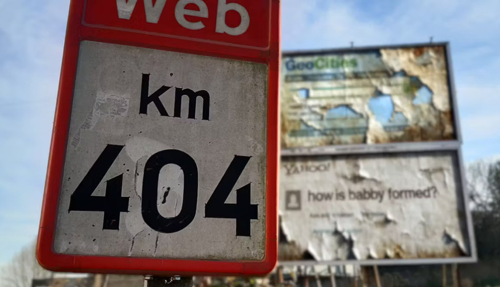 Señal de punto kilométrico que hace alusión al código de error 404 (No Encontrado). Al fondo, dos vallas publicitarias abandonadas: una con una página de GeoCities y otra con una famosa pregunta de Yahoo! Answers que dice “how is babby formed?”. Daniel Gayo-Avello.